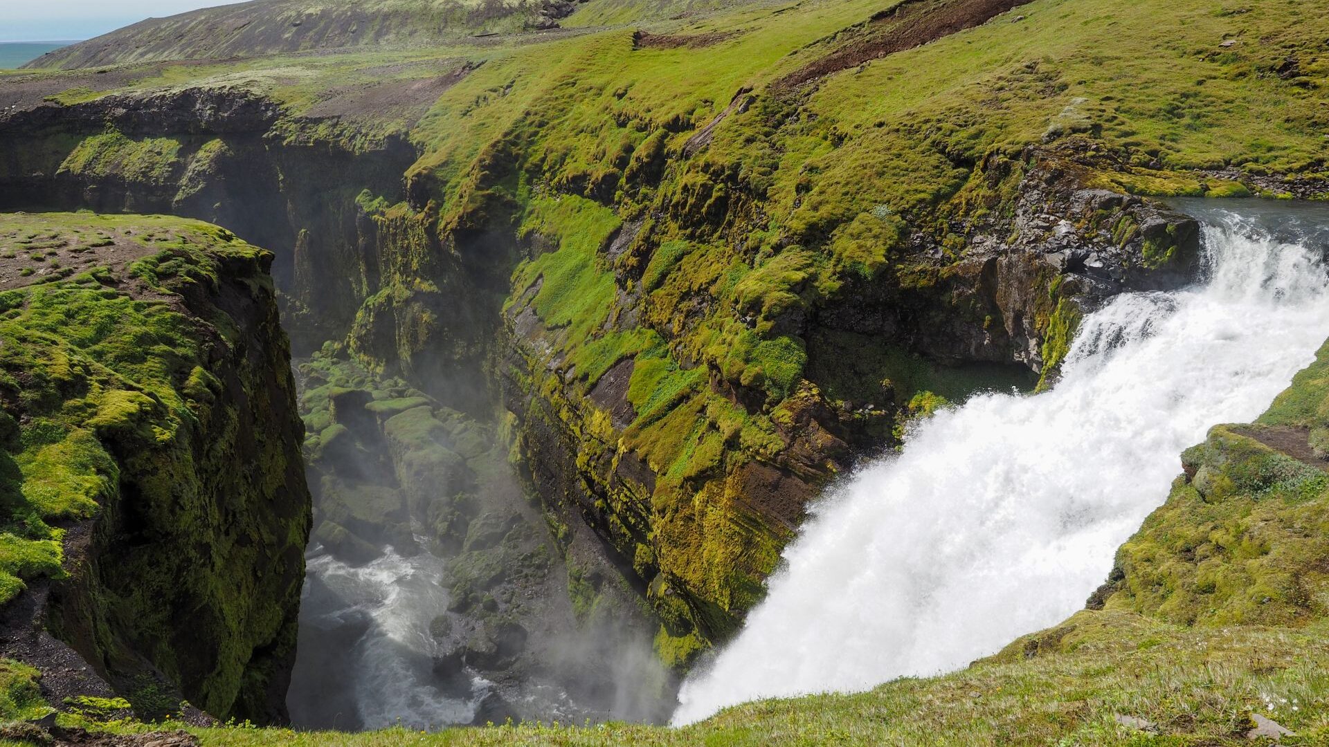 Fimmvörðuháls trail, the route upstream Skoga River, Iceland